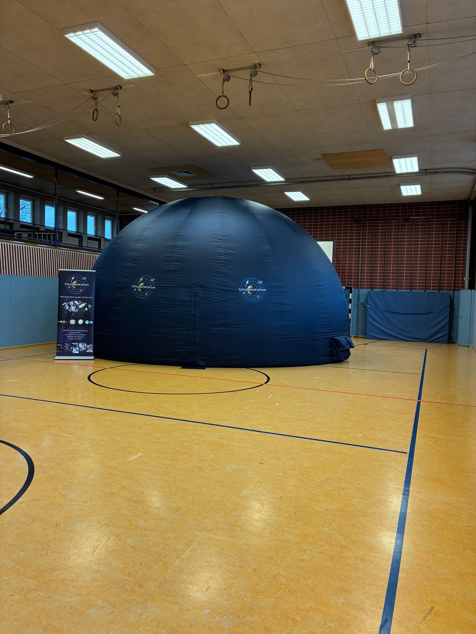 Planetarium in der Turnhalle